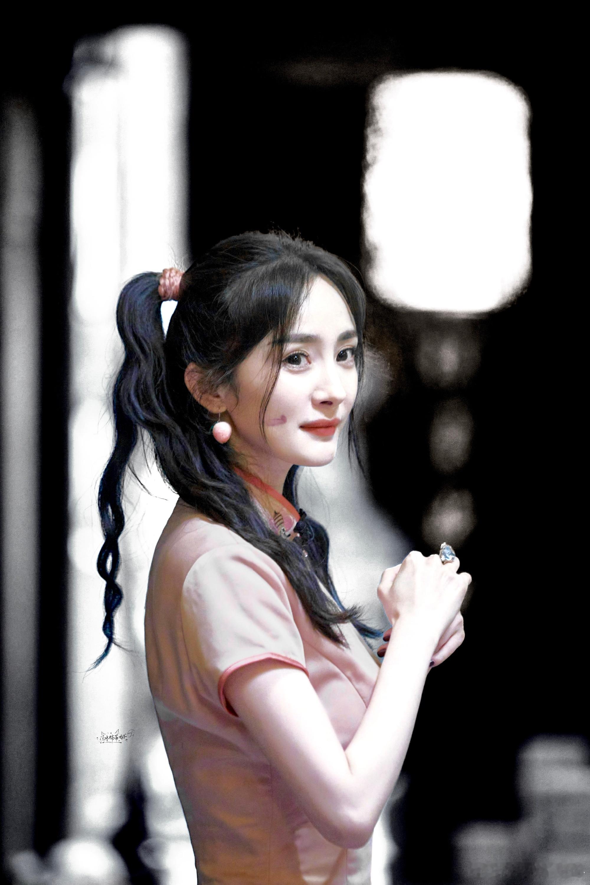 杨幂双马尾女高太美啦，幂，像女高中生，太美啦，怎么感觉这么多年过去，幂姐依旧很年