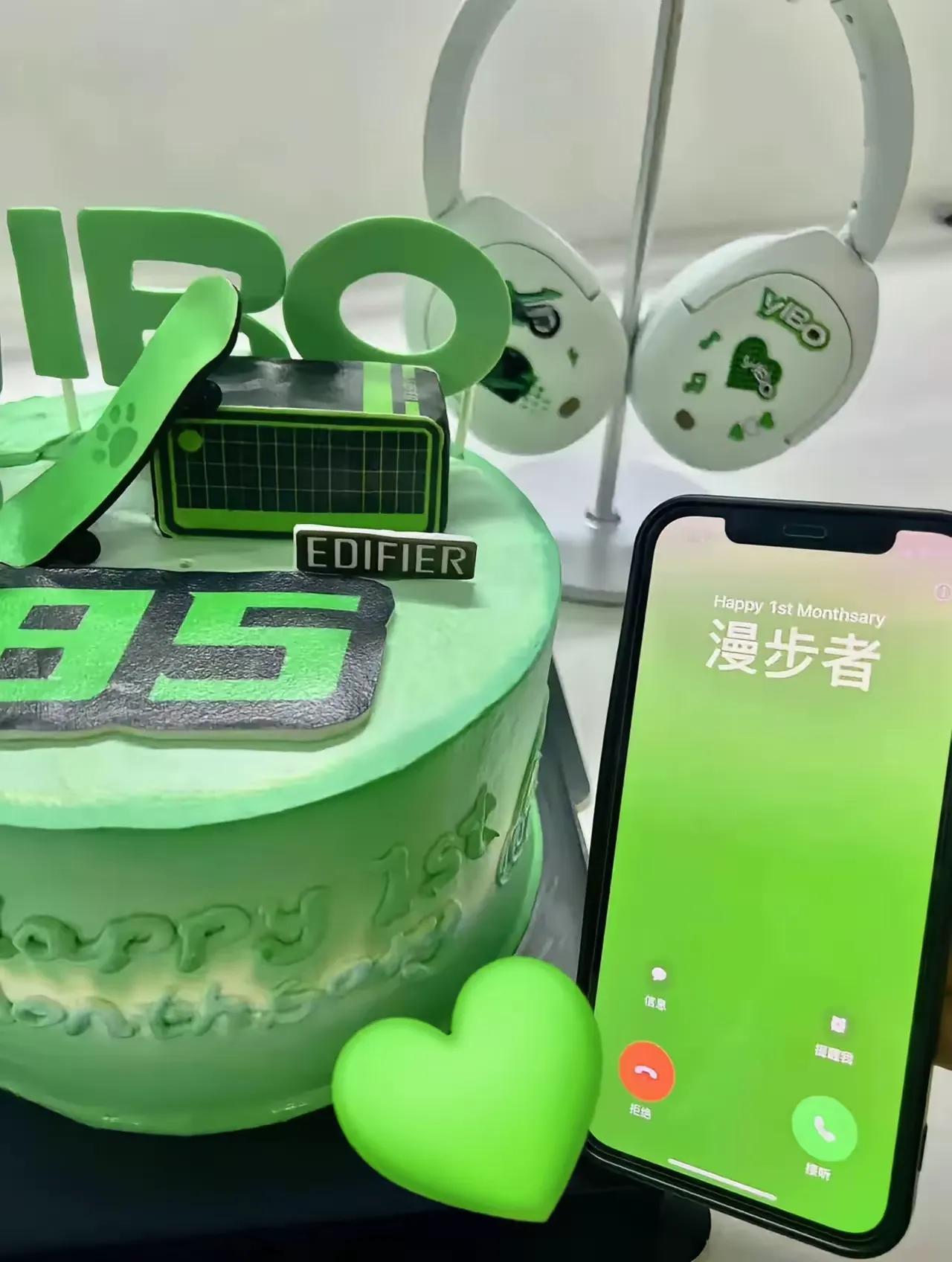 来自“漫子”的浪漫！
为了庆祝漫家代言人王一博官宣一个月纪念日，布置了这么浪漫的