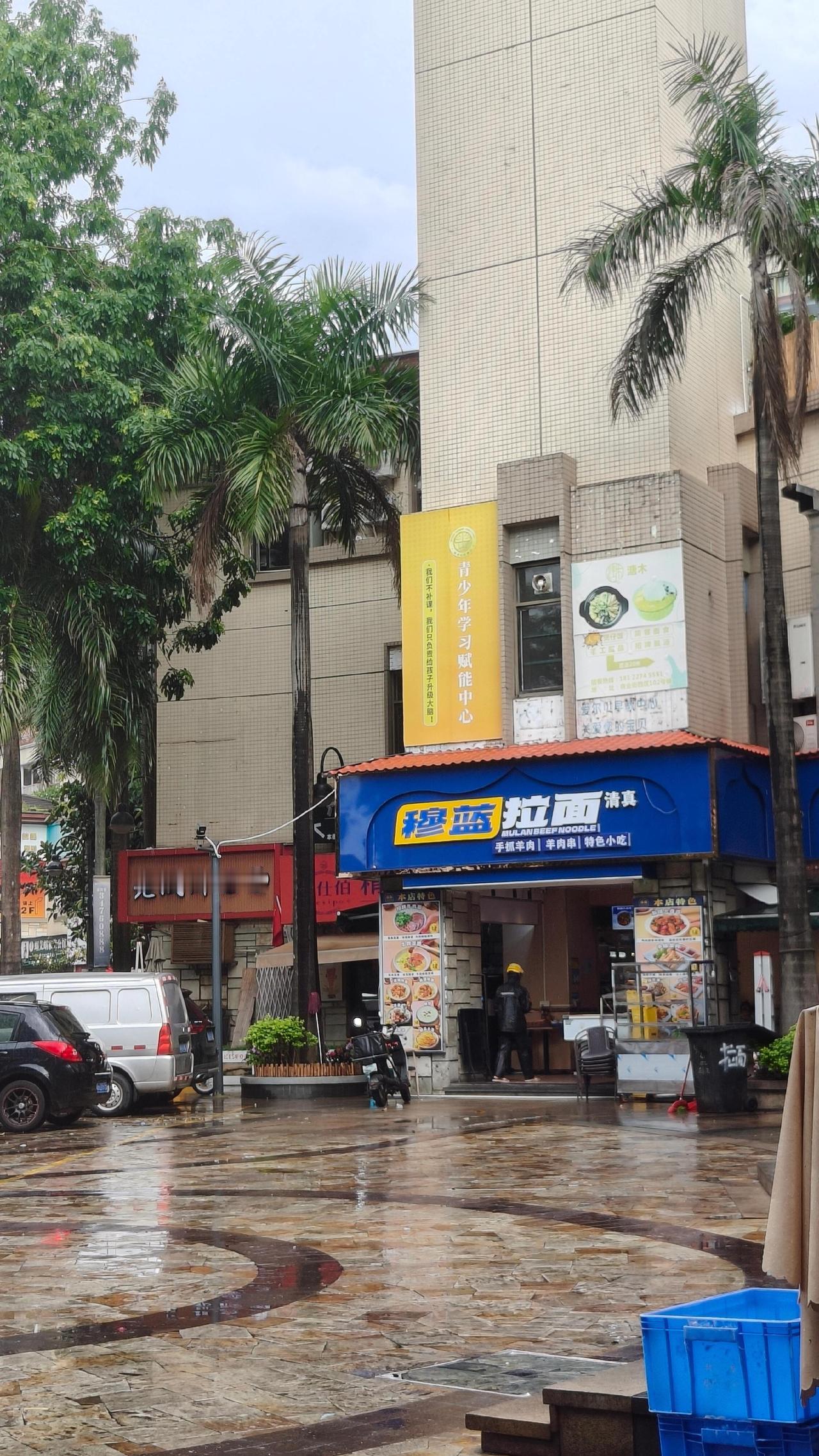 尴尬了，下这么大的雨，好容易派了个10块钱的激励单，到店发现老板在呼呼大睡，餐还