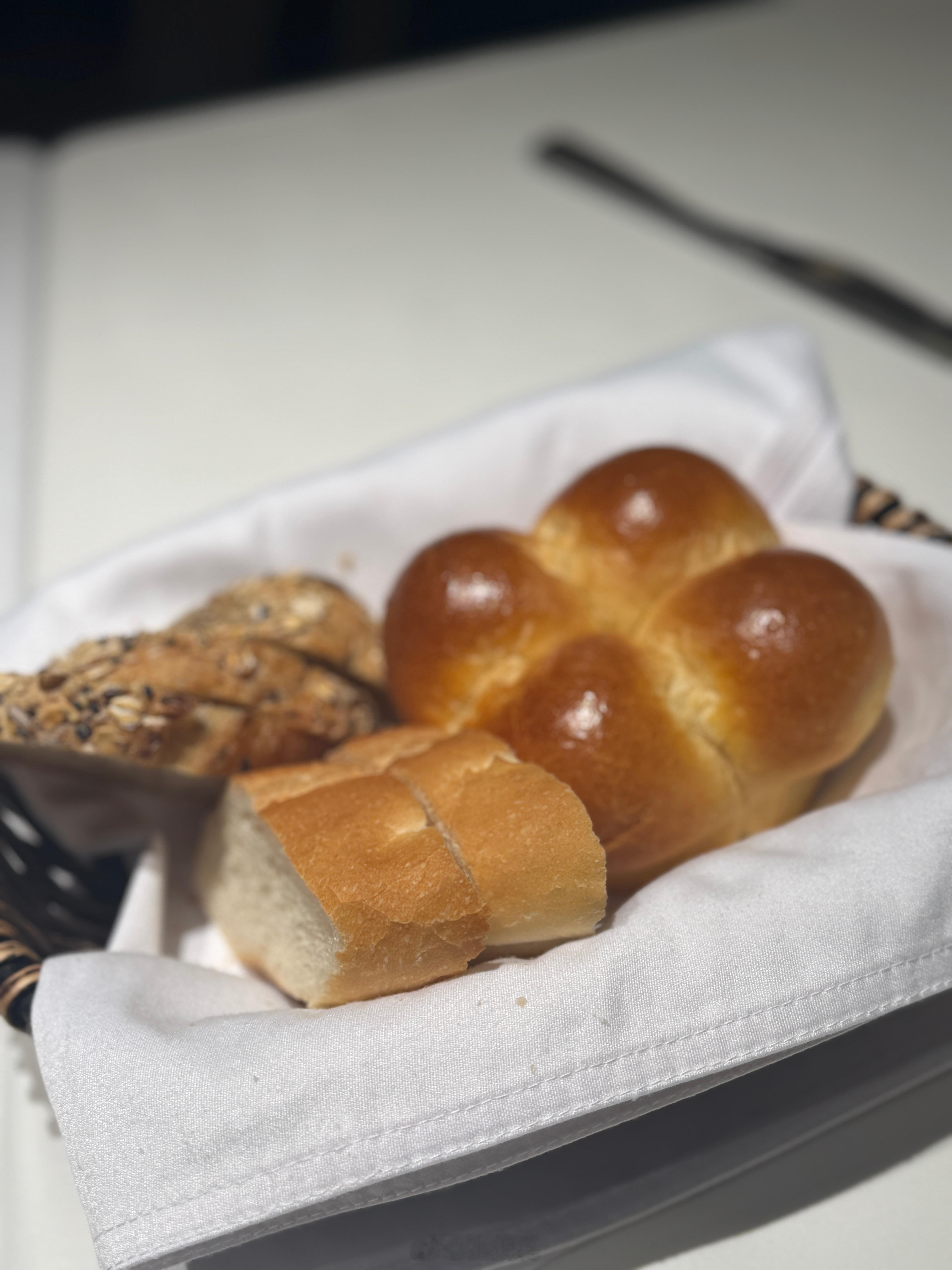 今天来吃父女俩的舒适区了：白人饭吃完球很高兴，旅蛙问她还来吗？球：要！要！要！爱