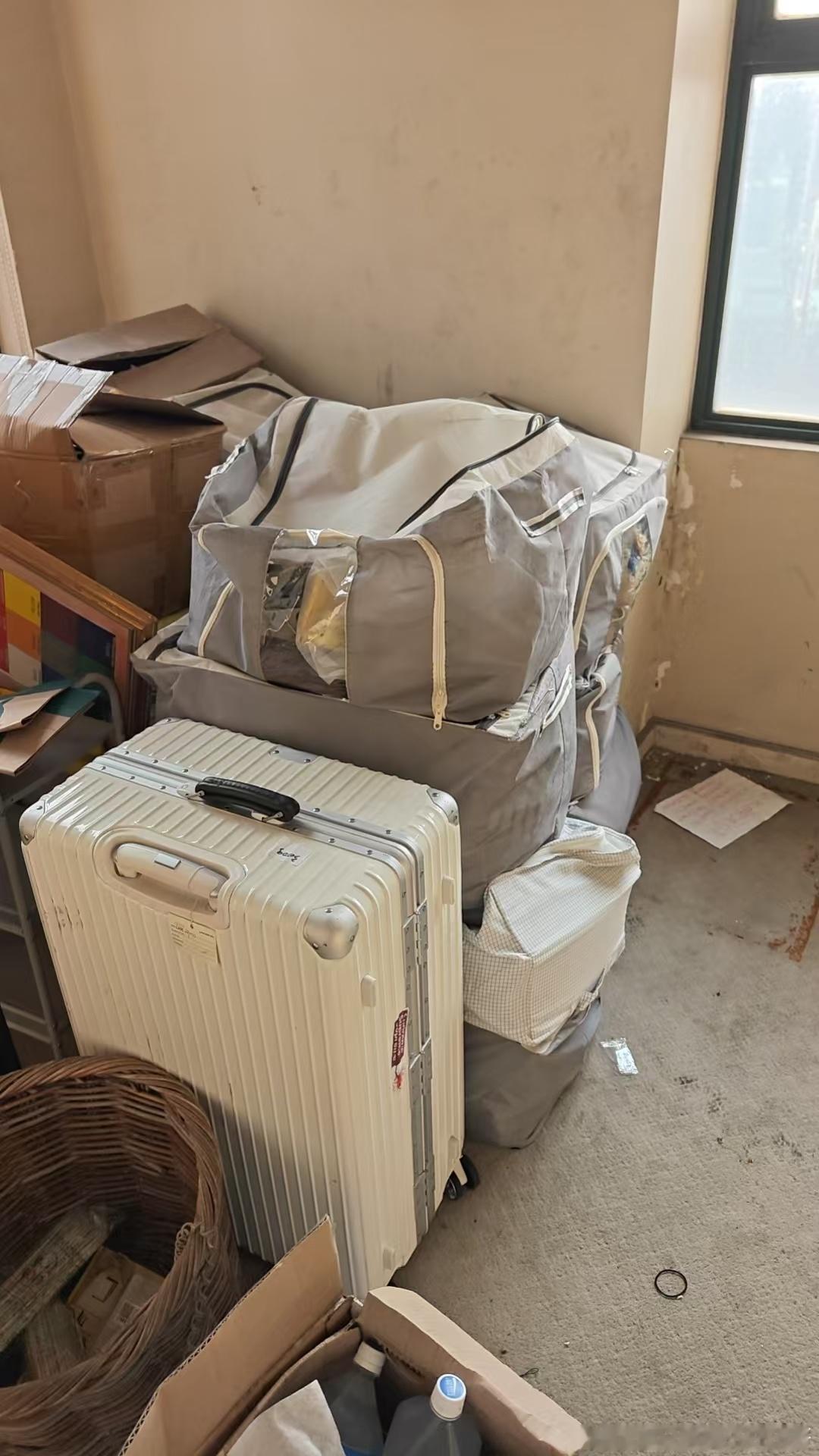 只有体验是真的。人不在了，一个再漂亮的家都会坍缩成一堆潮湿破烂的遗物。昨天好朋友