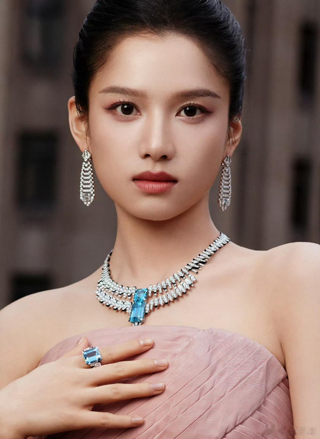 #张婧仪释放灵动自我# 张婧仪造型大片，以自然为底色，释放灵动自我，好贵气啊[打