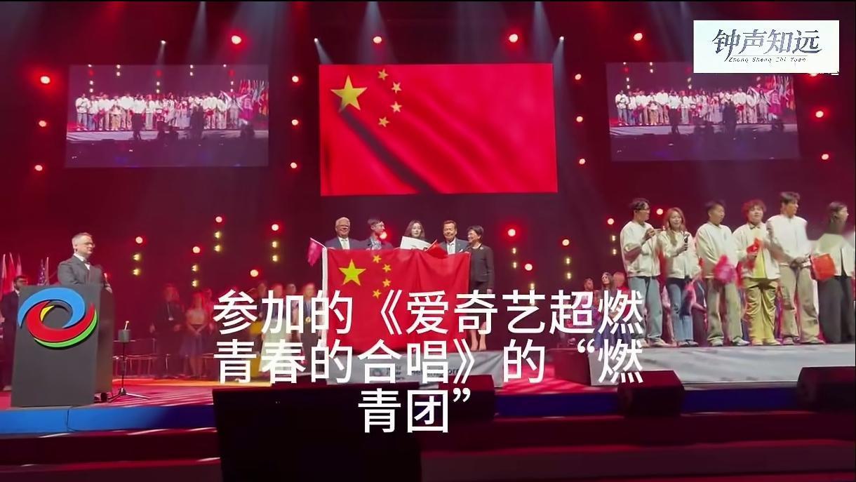 台湾艺人参加世界合唱比赛获奖了，必须祝贺。当他们在领奖台上撑起五星红旗的时候，必