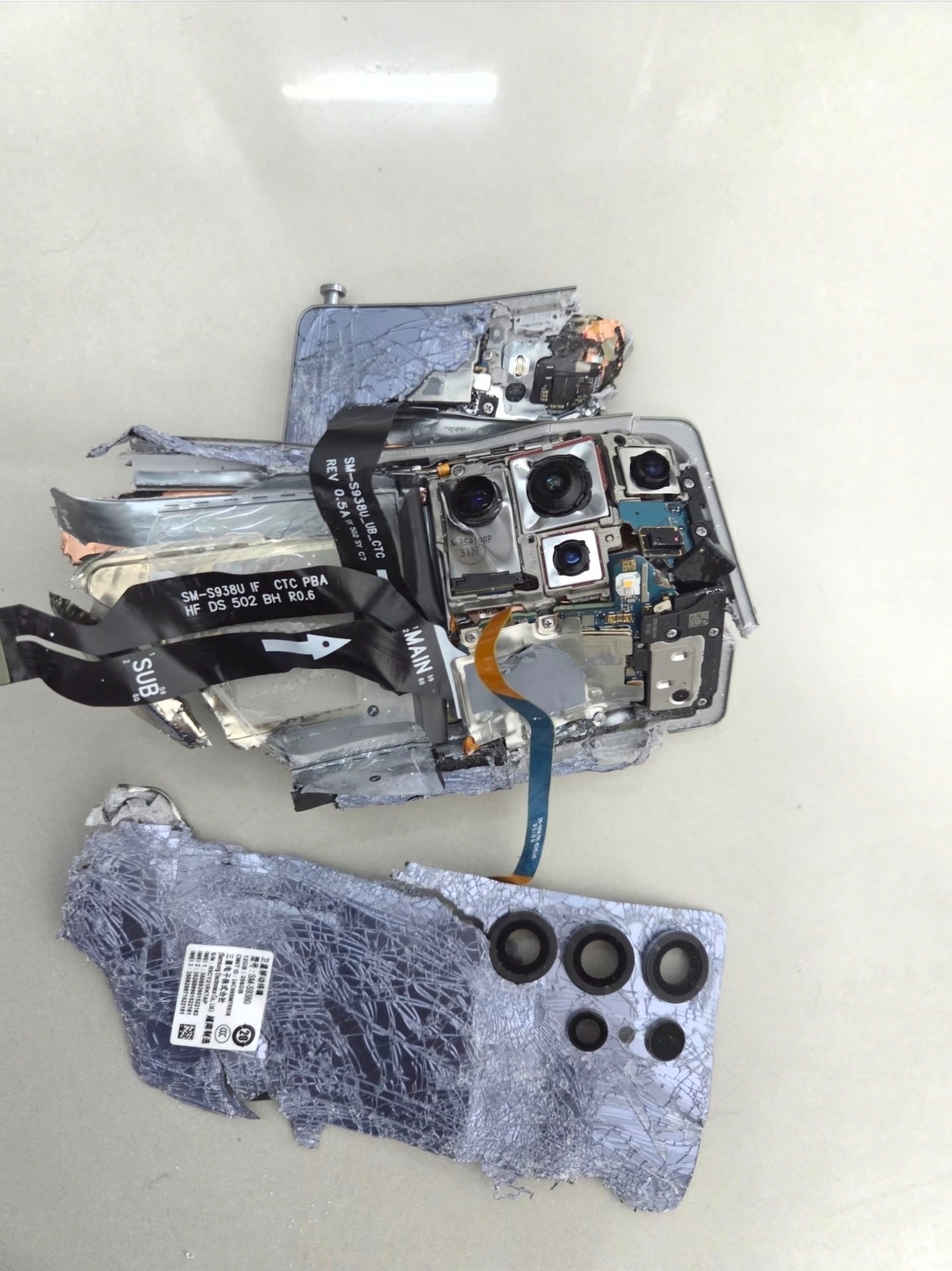 这都不是伊拉克战损了，这是粉碎性骨折这都没爆炸，阿星也是牛逼的[笑而不语] ​​