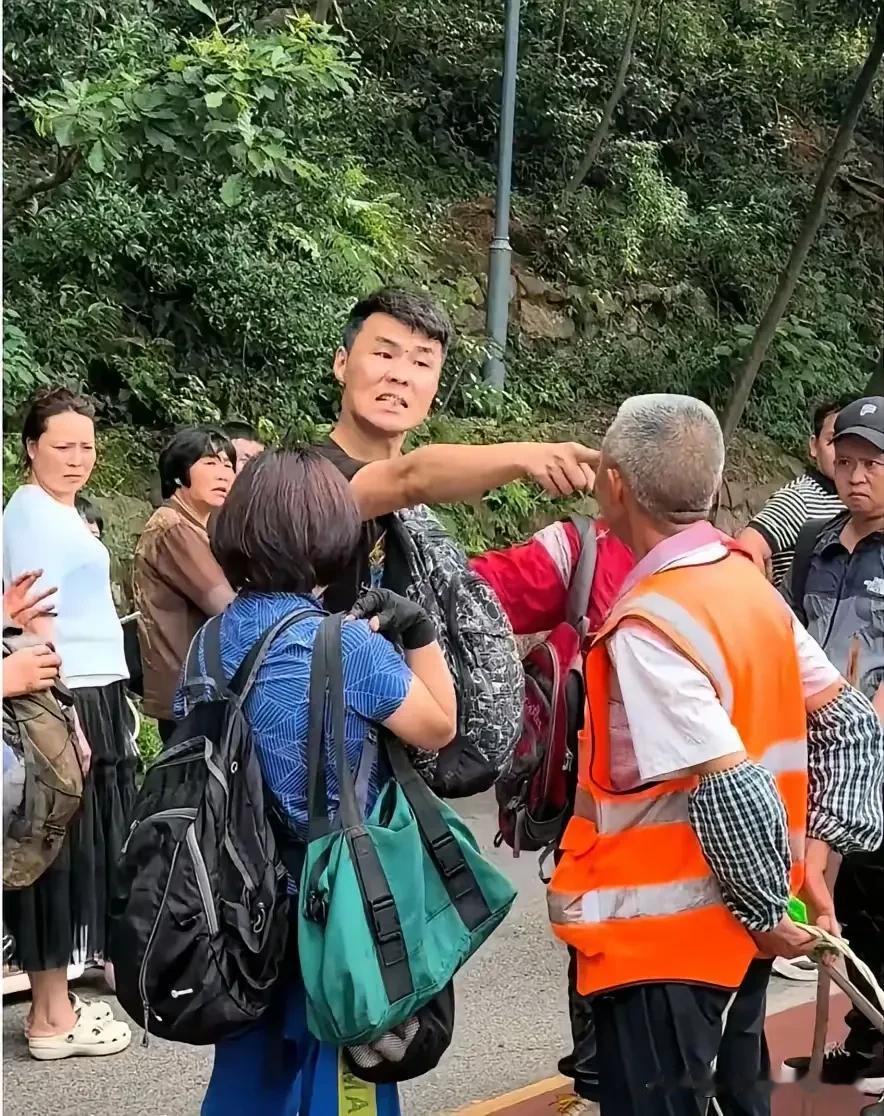 贵阳黔灵山公园，工作人员赶猴子防伤人，一个南京男游客情绪失控，指着人骂脏话，还喊