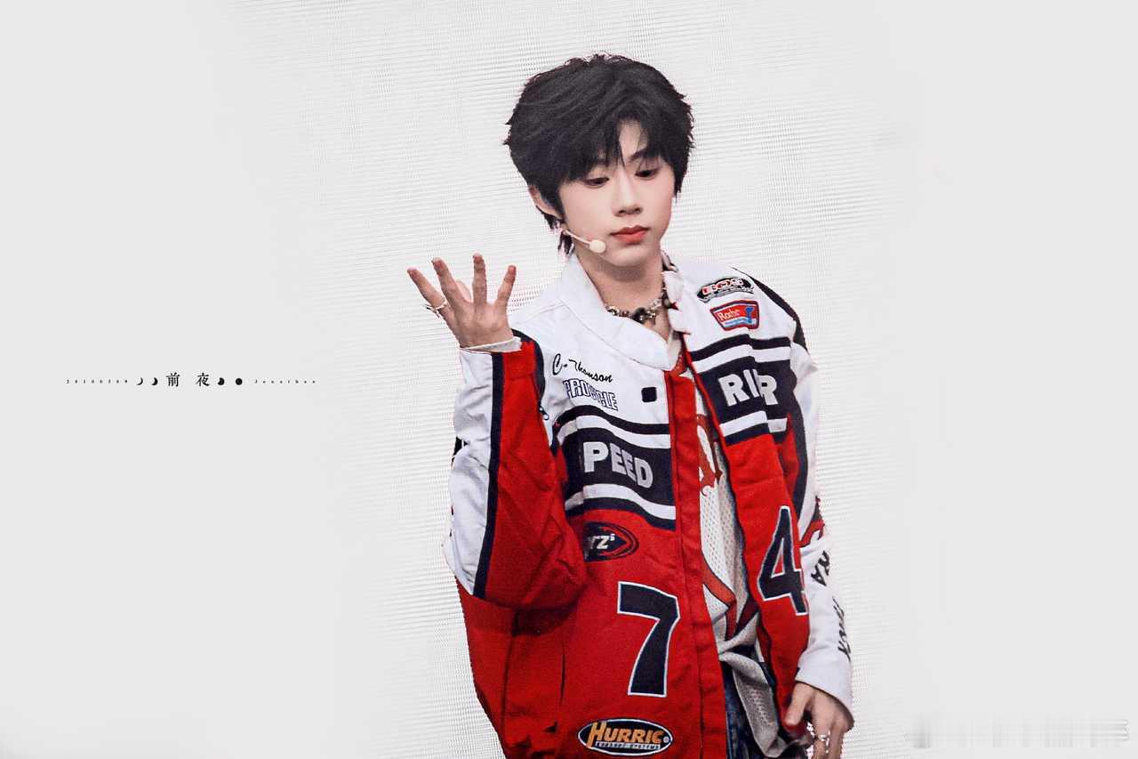 TF家族新音陈奕恒机车服好养眼 