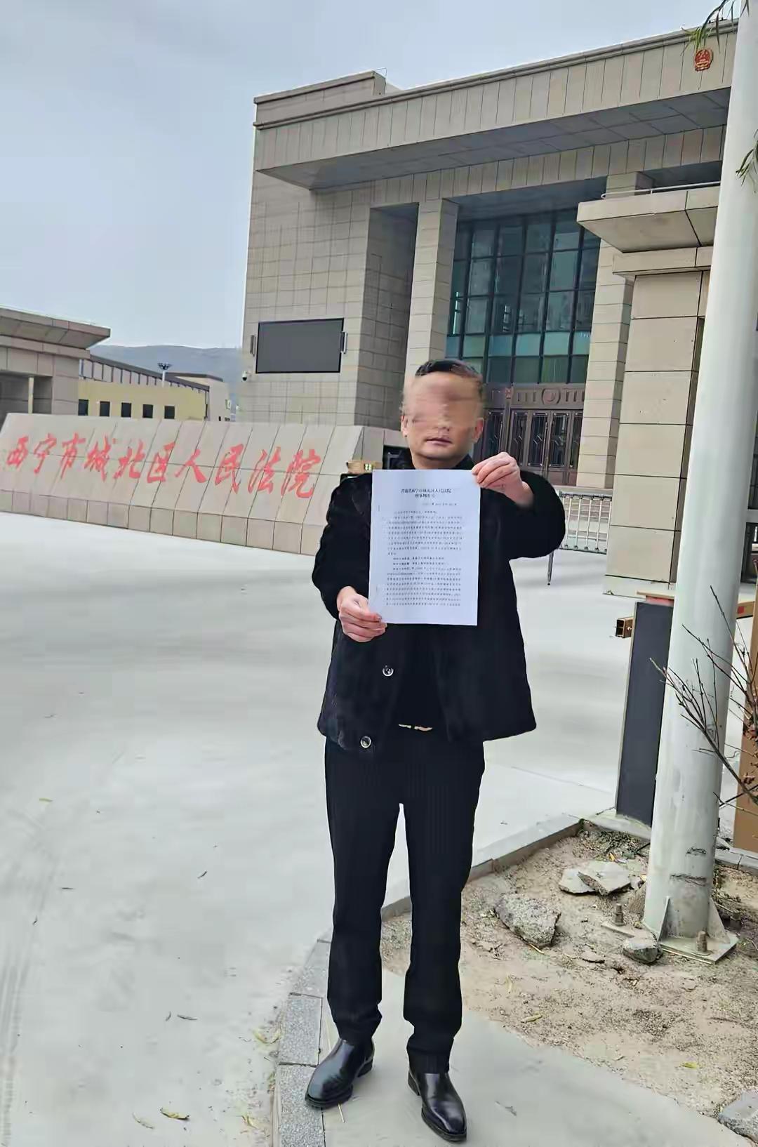 “母亲派出所里遭民警责骂，男子插话后被拖进女厕群殴”追踪：涉案民警获刑8个月，两