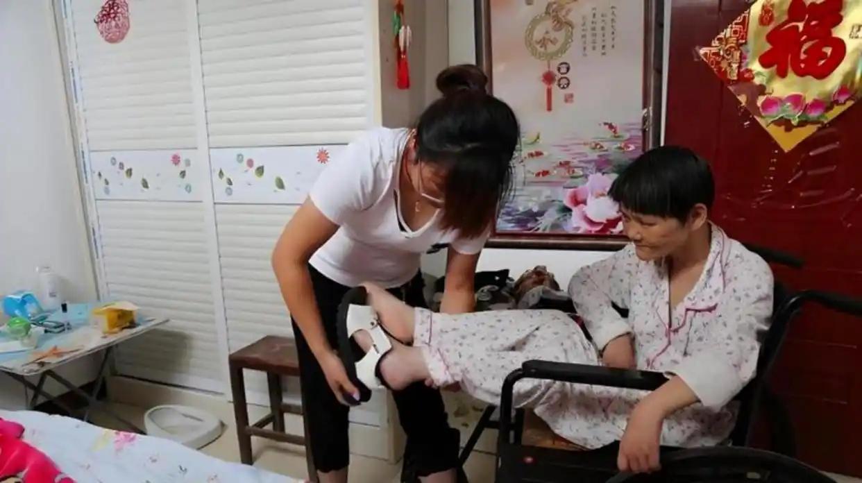 陕西女子从破木桥摔下致半身瘫痪，丈夫外出打工还债妻子无人照顾，4岁女儿用稚嫩肩膀