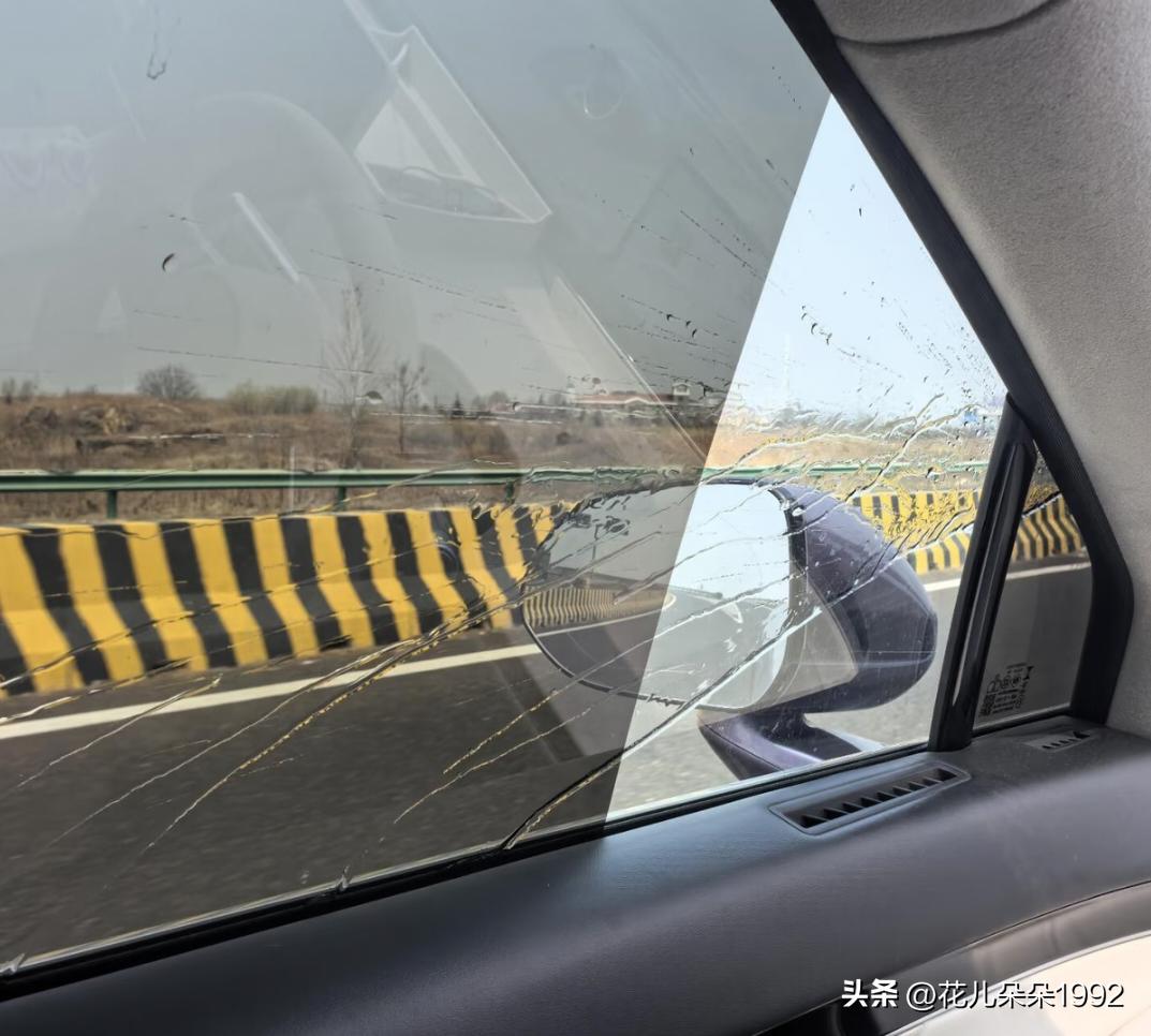 所有无框车门都这样吗？
每次行驶中用玻璃水刮玻璃，玻璃都会搞的好脏，并且只要主驾