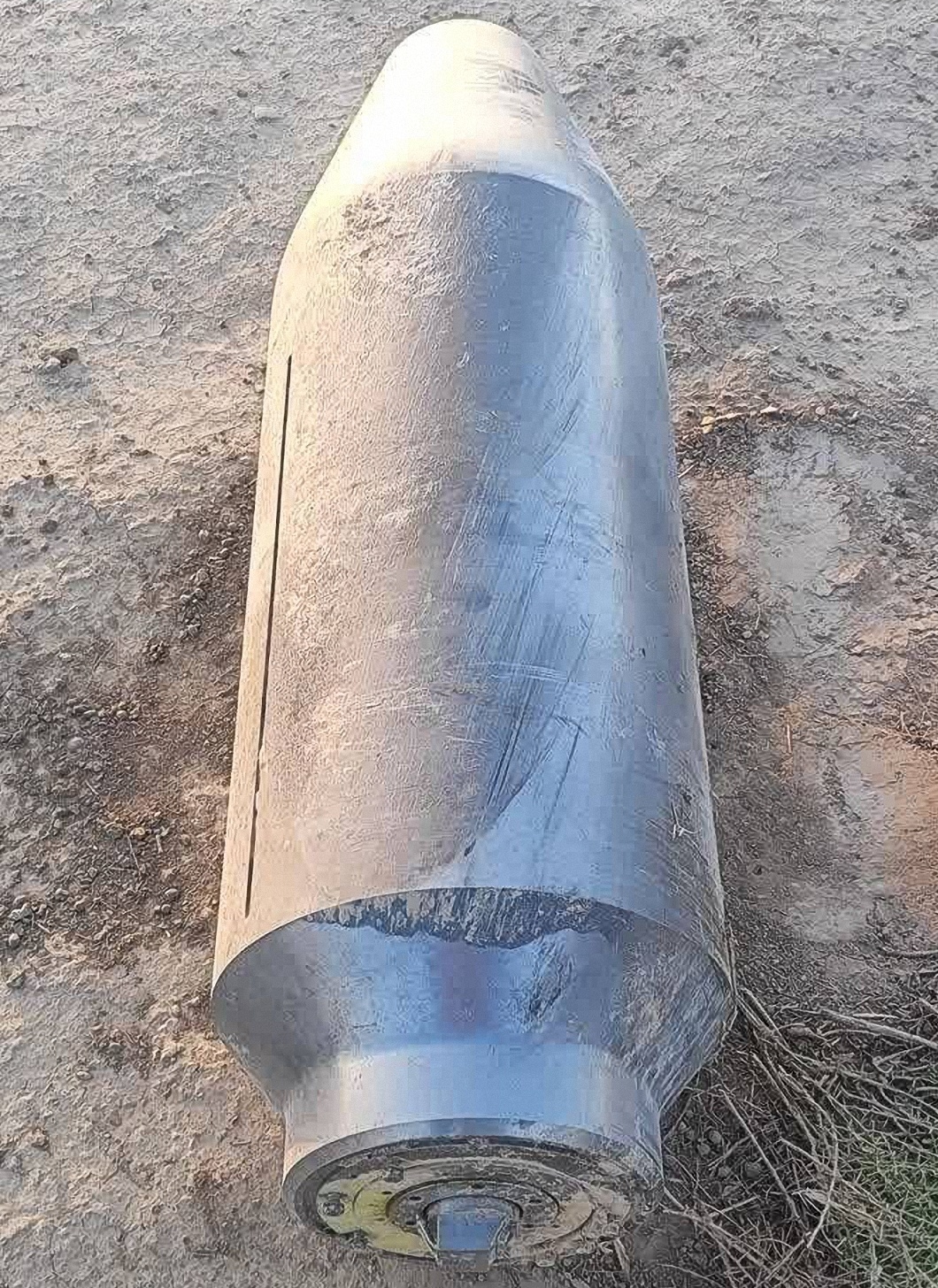 战斧袭击伊朗后留下的未爆战斗部，有道裂缝 