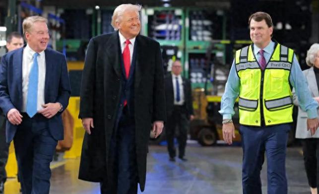 特朗普再一次给了大家一点震撼。

1月13日，美媒曝光了一段特朗普视察期间的视频