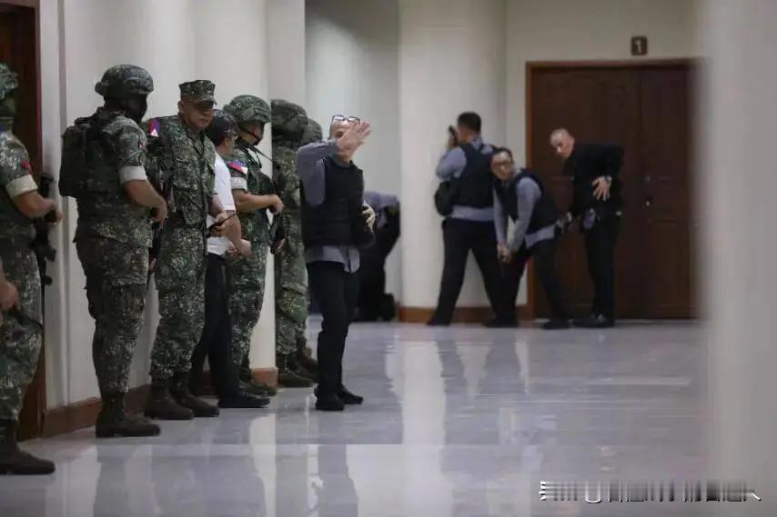 ICC通缉令在身、躲藏六个月的德拉罗萨，5月11日突然出现在参议院大楼里！他完全