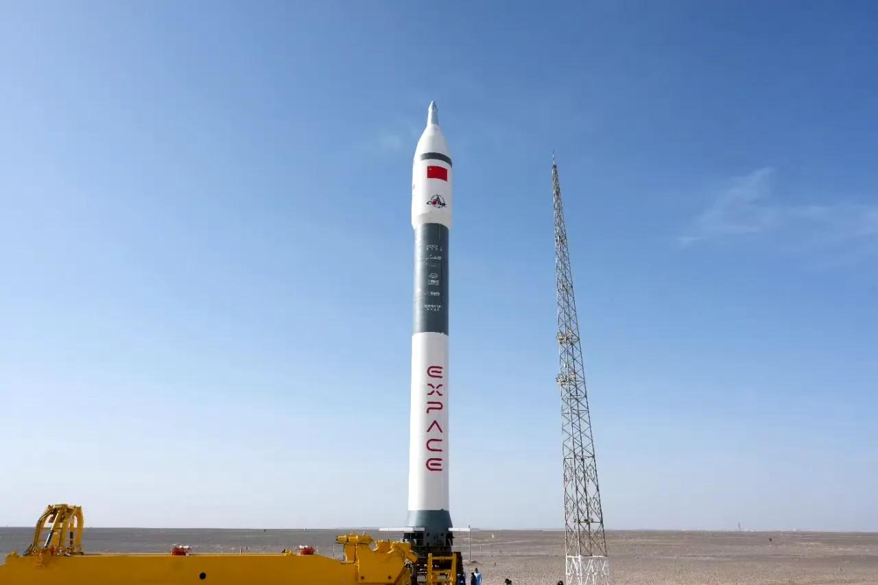 今天咱家那枚军转民，白里透着绿导里导气的固体小箭又发射了，一箭八星圆满成功。
