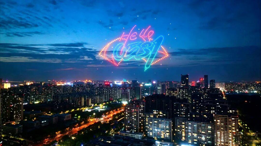 晚风拂过大明湖清波，灯火勾勒千佛山轮廓，如今的夜空，多了一抹独属于济南的浪漫星光