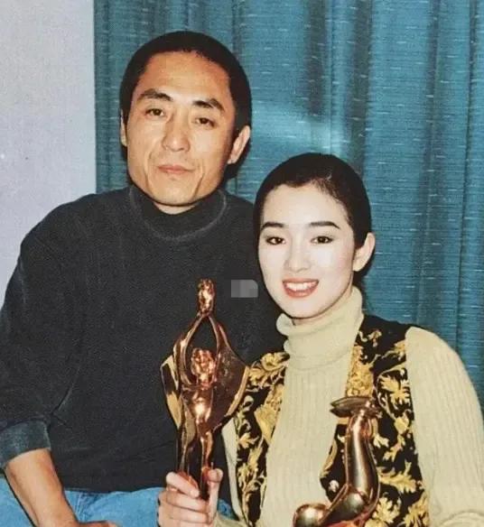 1995年，同居8年后，巩俐卑微地向张艺谋说：“结婚吧，我给你生三四个孩子！”谁