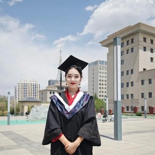 考上大学本是天大的喜事，可看着那张跨越了3500公里的录取通知书，女生非但没笑，