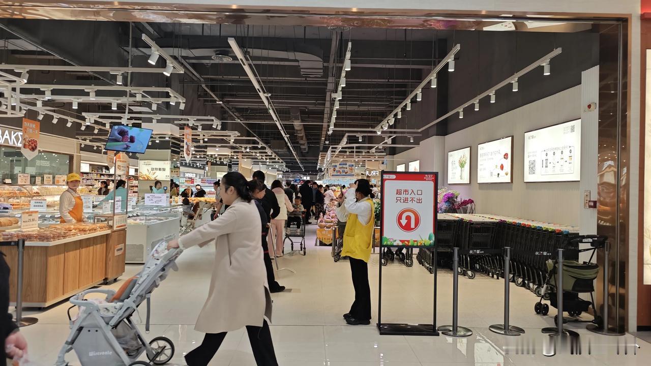 市区商业饱和后，许多连锁品牌也开始进入武汉郊区，比如黄陂盘龙城就有奥特莱斯、万达