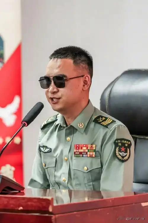 别再说“部队养他”！杜富国留在军营的真相，比你想的更震撼
 
有人问，为什么杜富