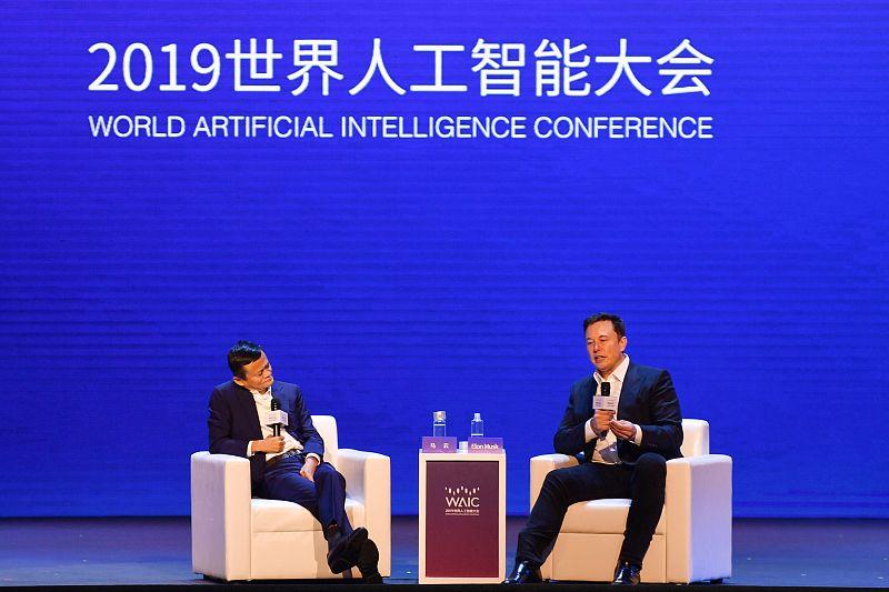 华尔街现在押注AI牛市，本质上是拿着实打实的财报数据当底气的。
就拿今年二季度来