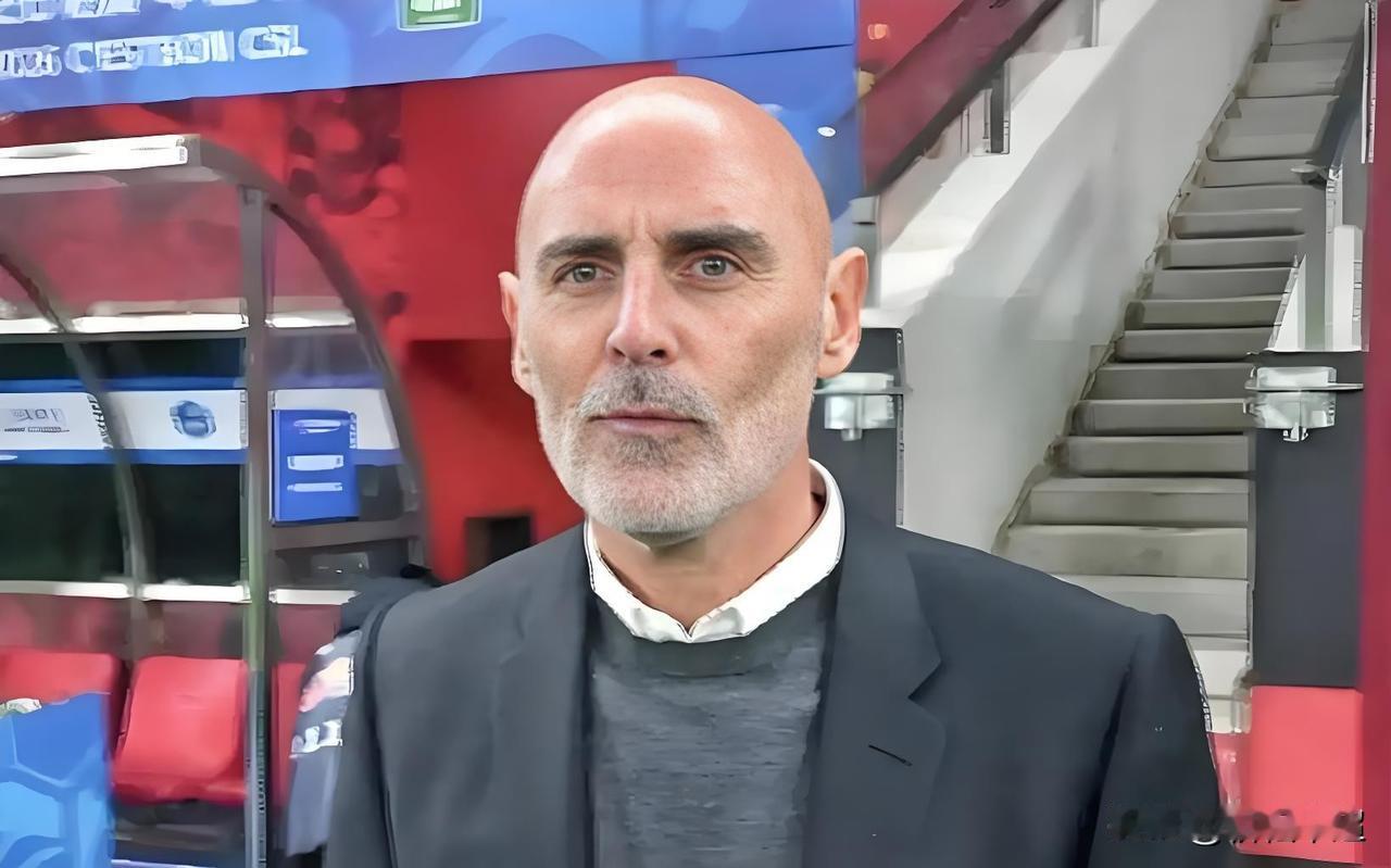 想追求攻守平衡，结果却踢了个三不像。
凭借攻式足球连续问鼎中超的穆斯卡特，突然改