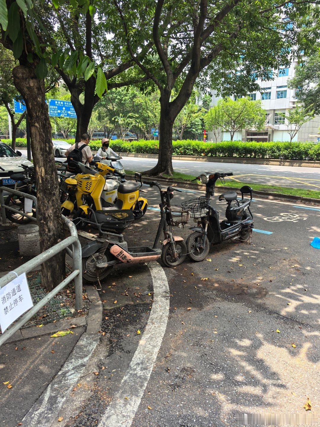 为了防止电动车被拖走，人民群众总是充满智慧。
