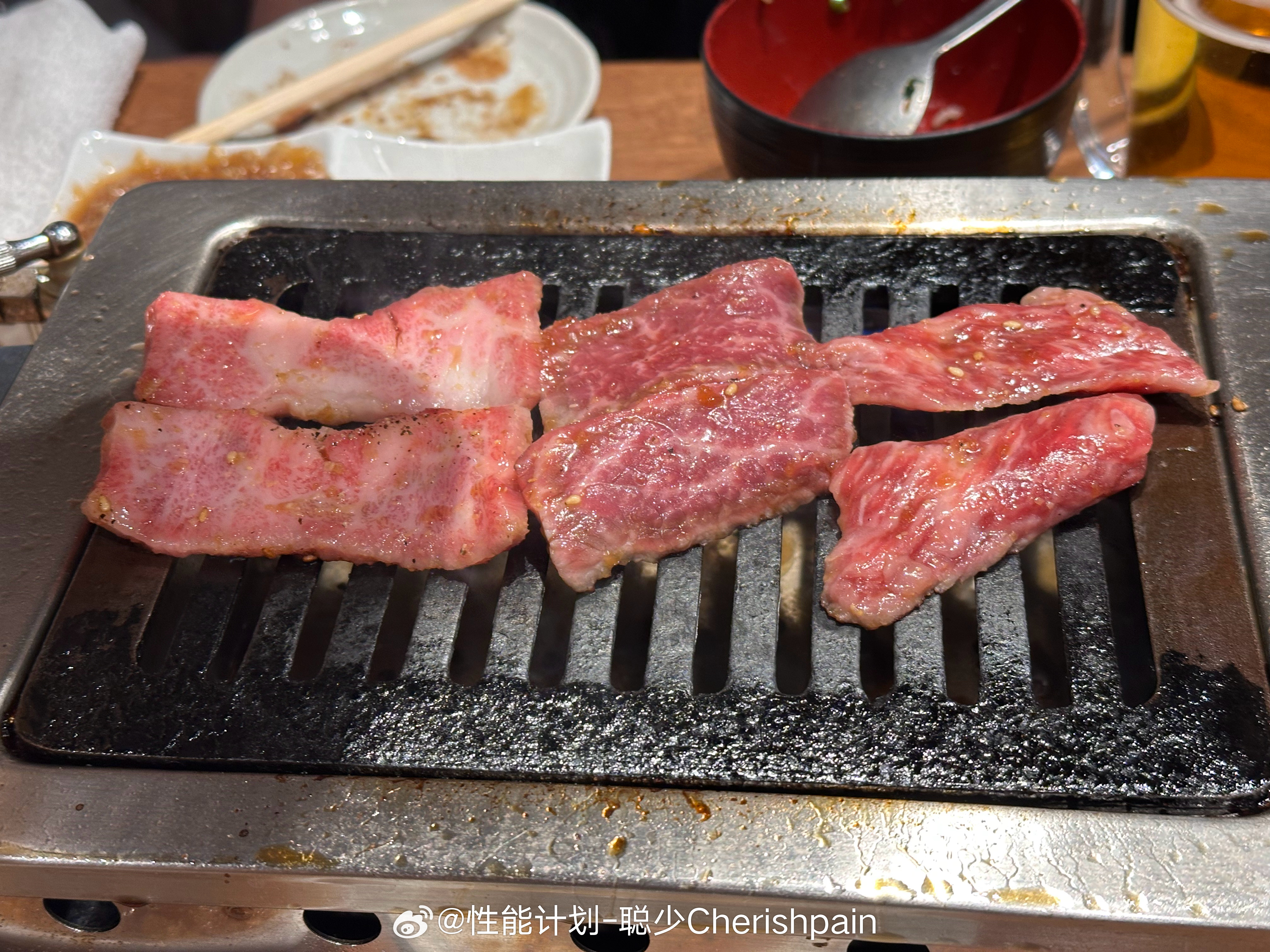 马萨一口 和牛这边还在用燃气管道烤肉，确实有点OG 