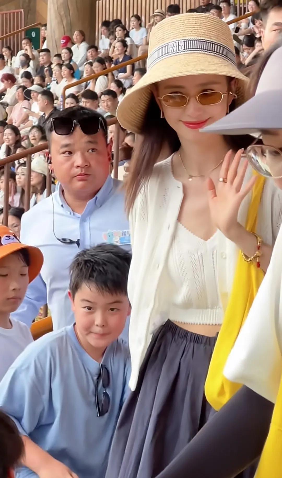 这是牵了“老公”的手吗[捂脸]

很多网友说她生了个“老公”[捂脸]

这孩子长