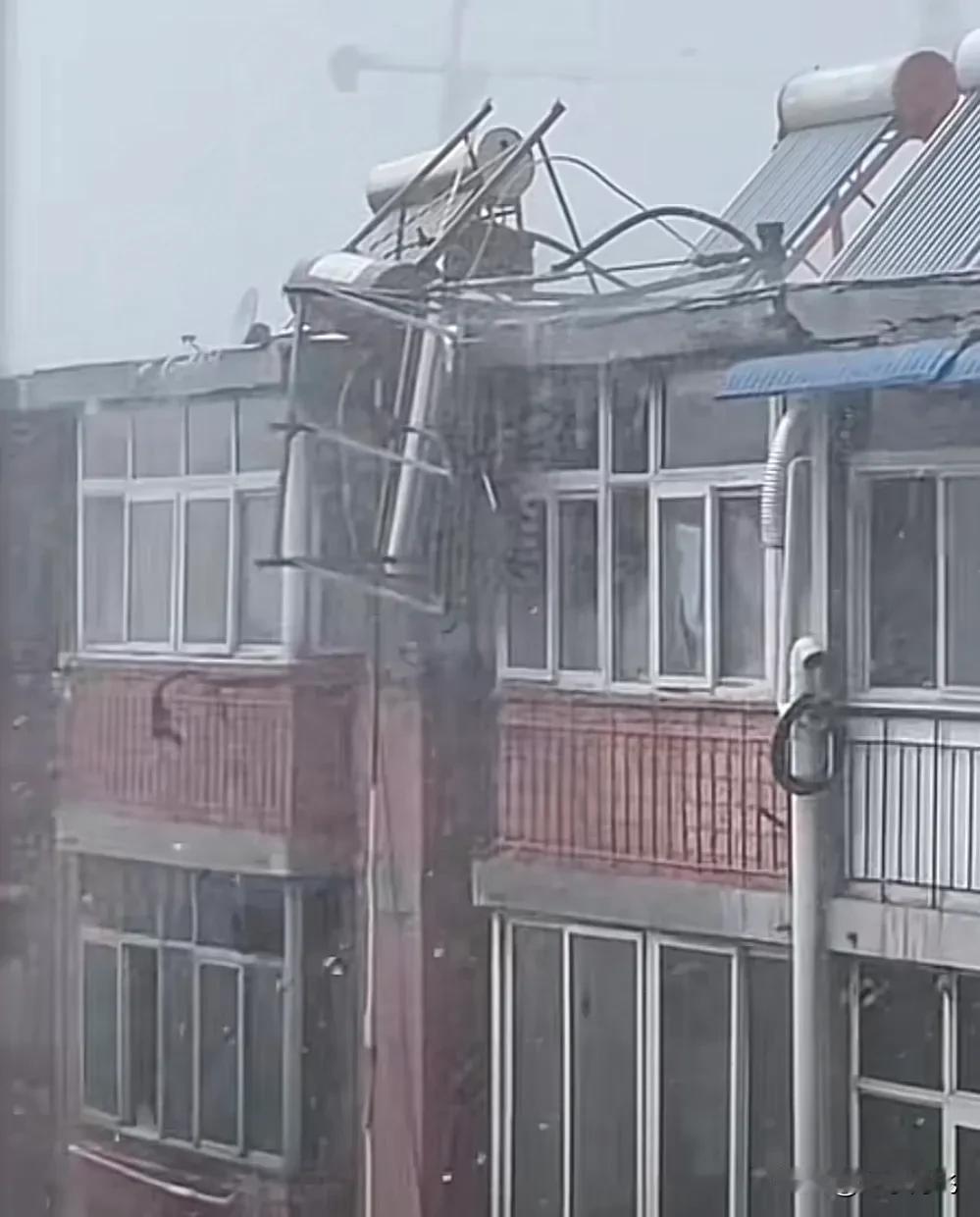 今天下午两点半左右，三门峡主城区遭到大雨的袭击。随着大雨的不断袭来大风也刮得厉害