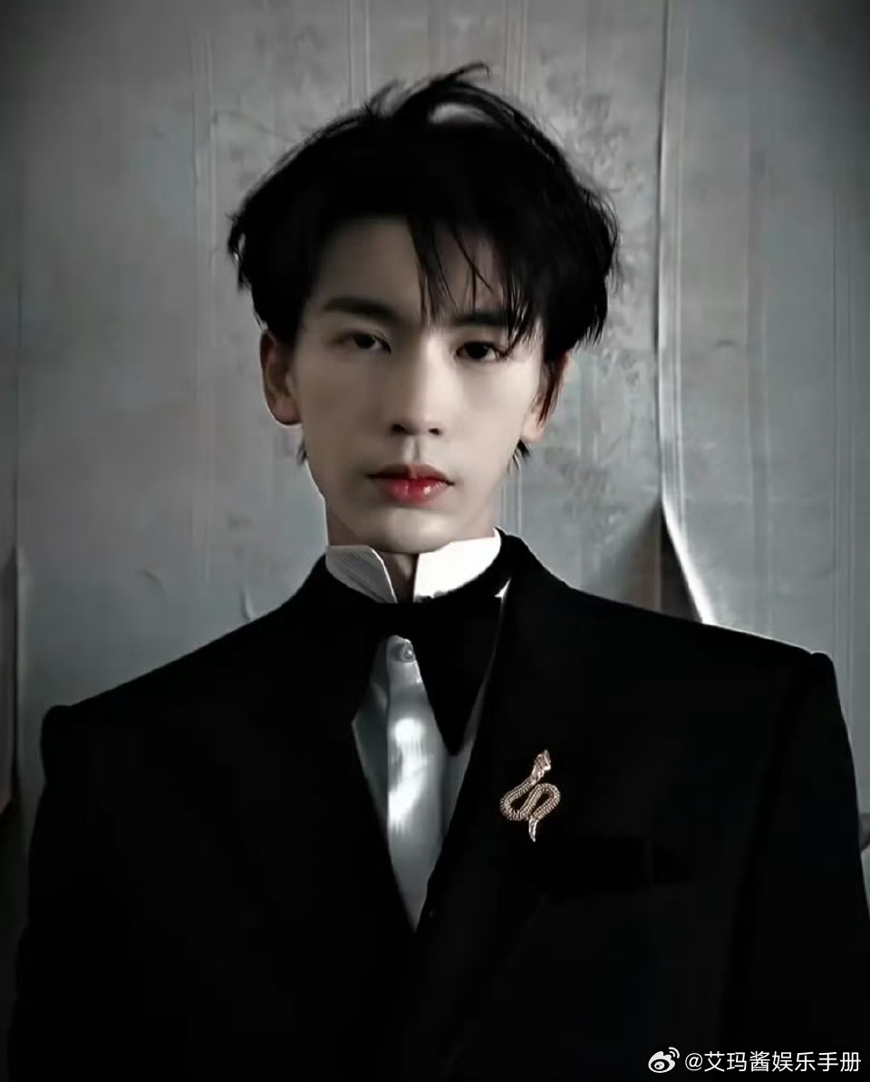 张凌赫工作室把昨天营业的40w👍🏻视频删了此前视频评论区都在吐槽工作室把张凌