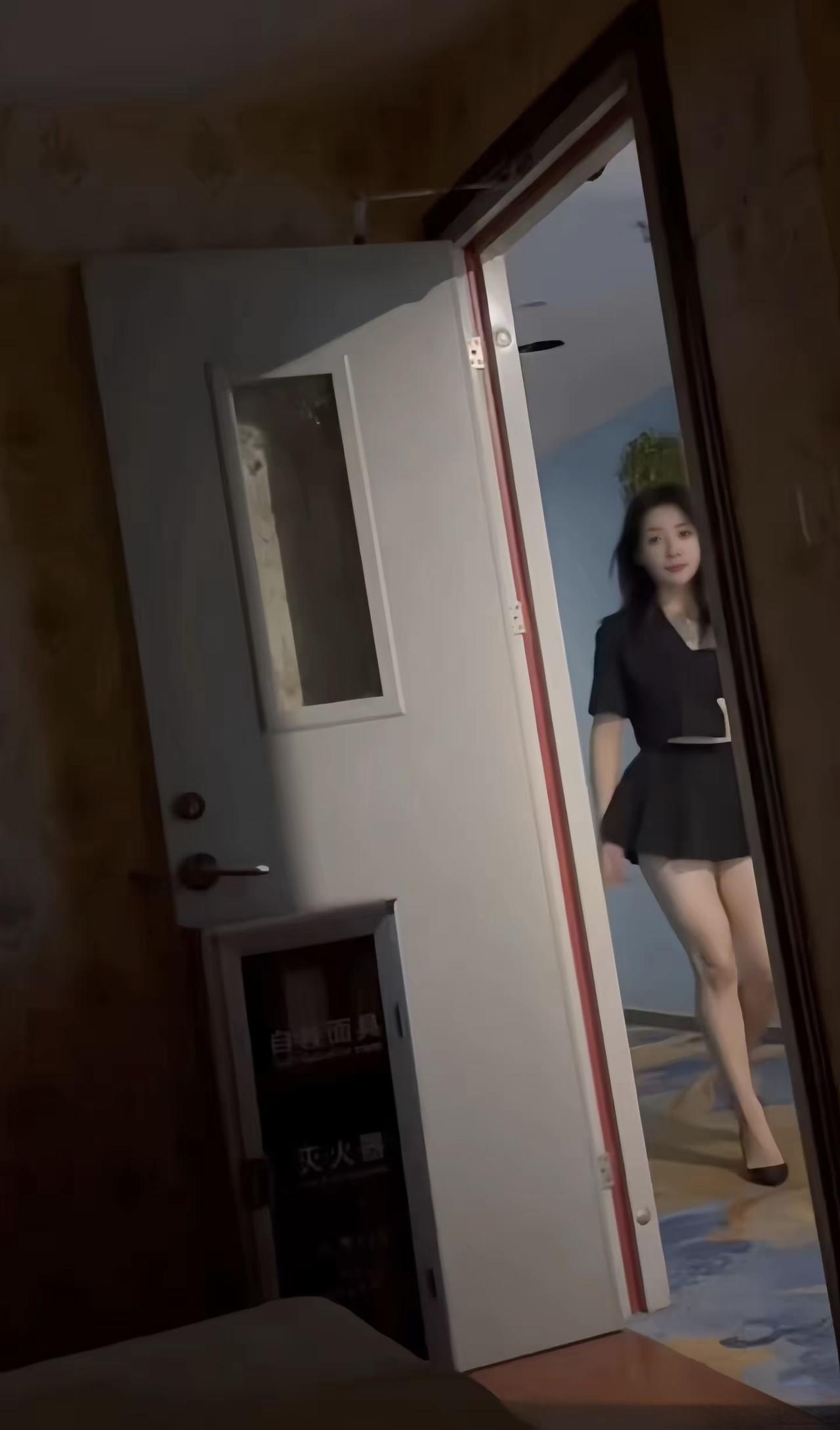 她静静的向我走来，
给我两朵温暖关怀；
我们彼此坦诚相待，
不必在意谁好谁坏；