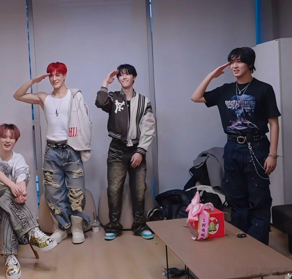 你们三个现在还不许做这个动作，给我放下！ 