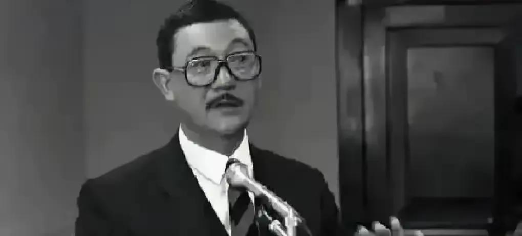 1979年台北松山机场，蒋经国次子蒋孝武拿着手枪顶住“国安局”局长王永澍的肚子吼