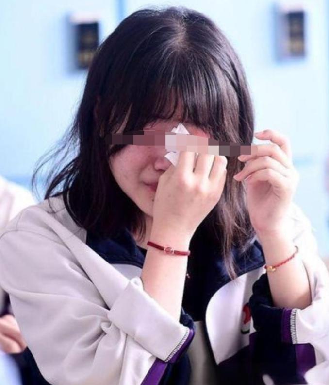 “我没给你送红包吗？”湖南，一女子读高三的女儿，因为晚7点没晚自习，被老师当众骂