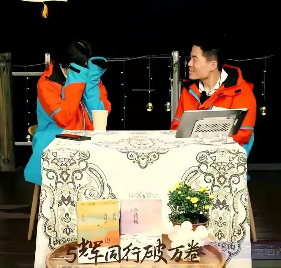见证董宇辉最尴尬的一次访谈。

董功课做得不够，李作家不善于面对镜头，对董的提问