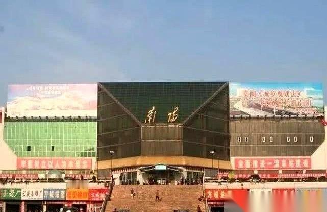 就58个人。
你没看错，一个火车站，58个人撑起来的。那是1970年，俩月就建好