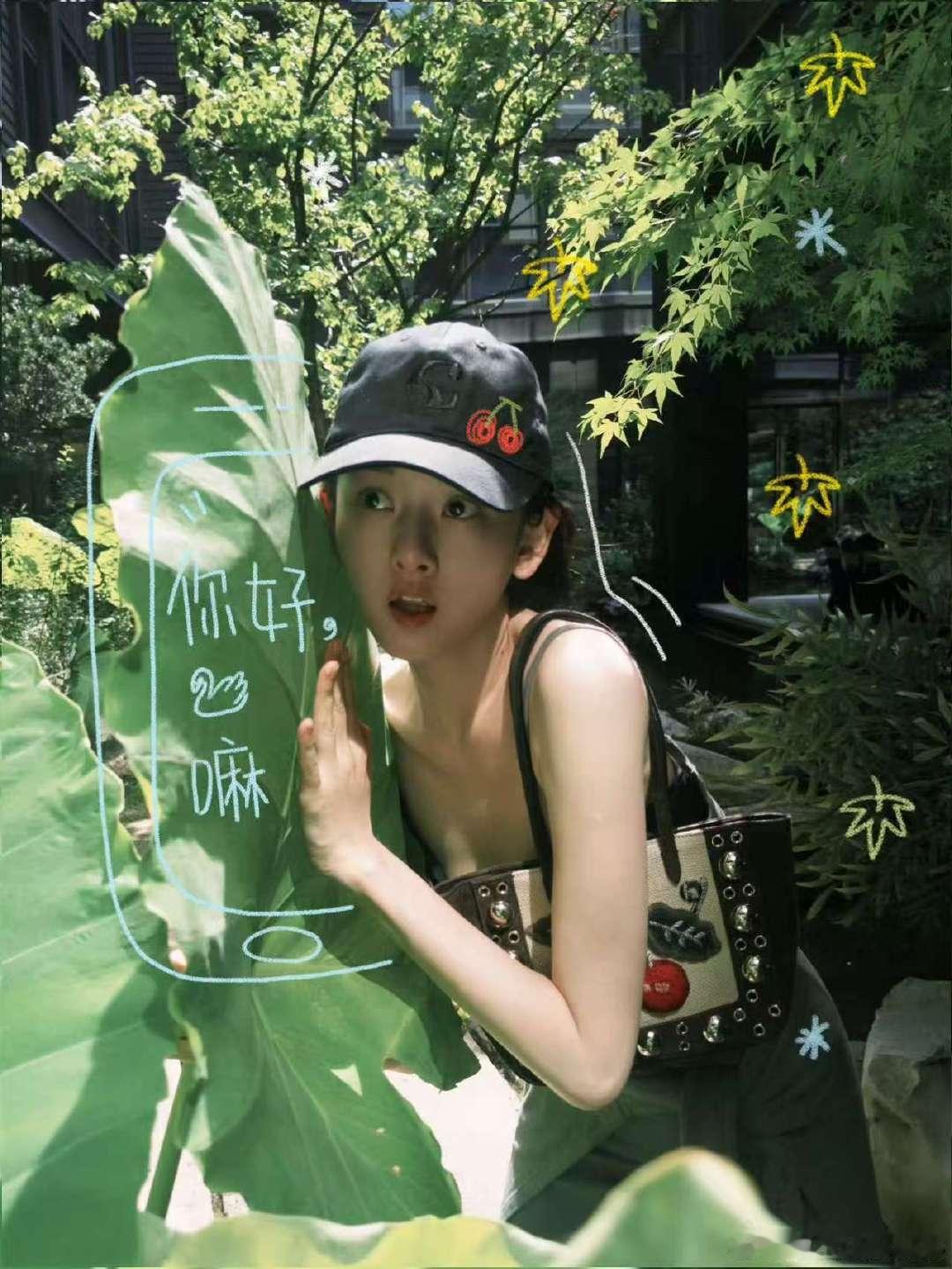 宋祖儿大自然体验官的一天宋祖儿这边是来自大自然的紧急召唤 宋祖儿给自己P手机哈哈