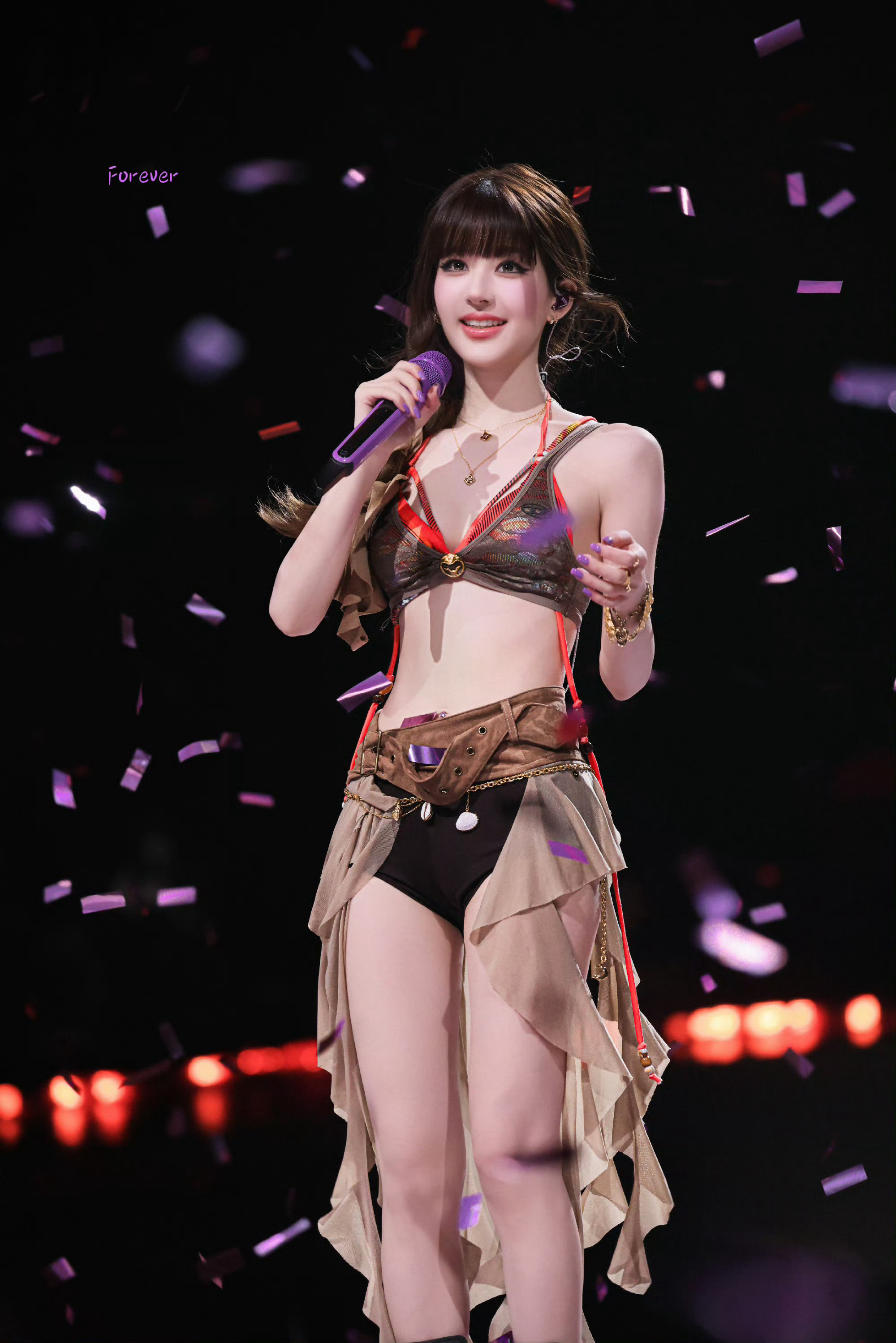 赵露思 彩带下的她闪闪耀眼 
