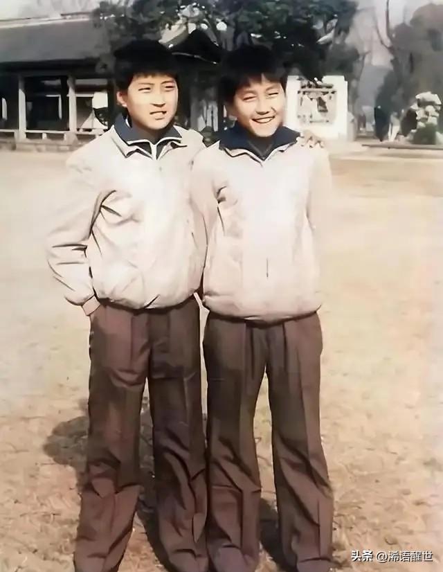 这张1984年的老照片里，两个阳光少年如今都成了知名明星。当时哥哥15岁，弟弟1