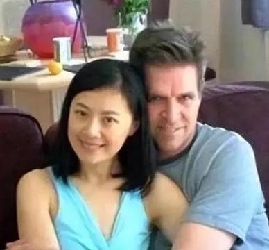 “我愿意放弃中国国籍，自愿加入英国！”2004年，央视美女主持姜丰嫁给英国富豪，