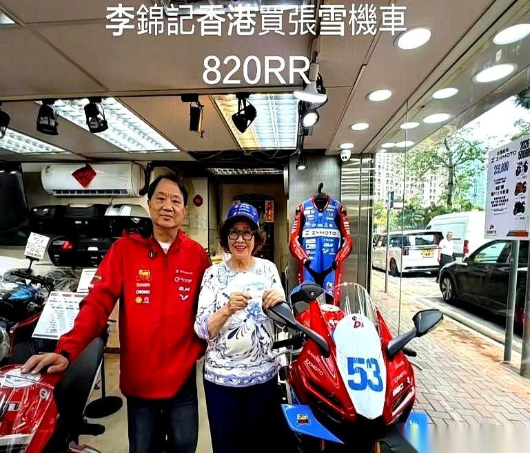 一家满是金属、机油和荷尔蒙味道的机车店，门被推开了。
一个九十七岁的老太太，自己