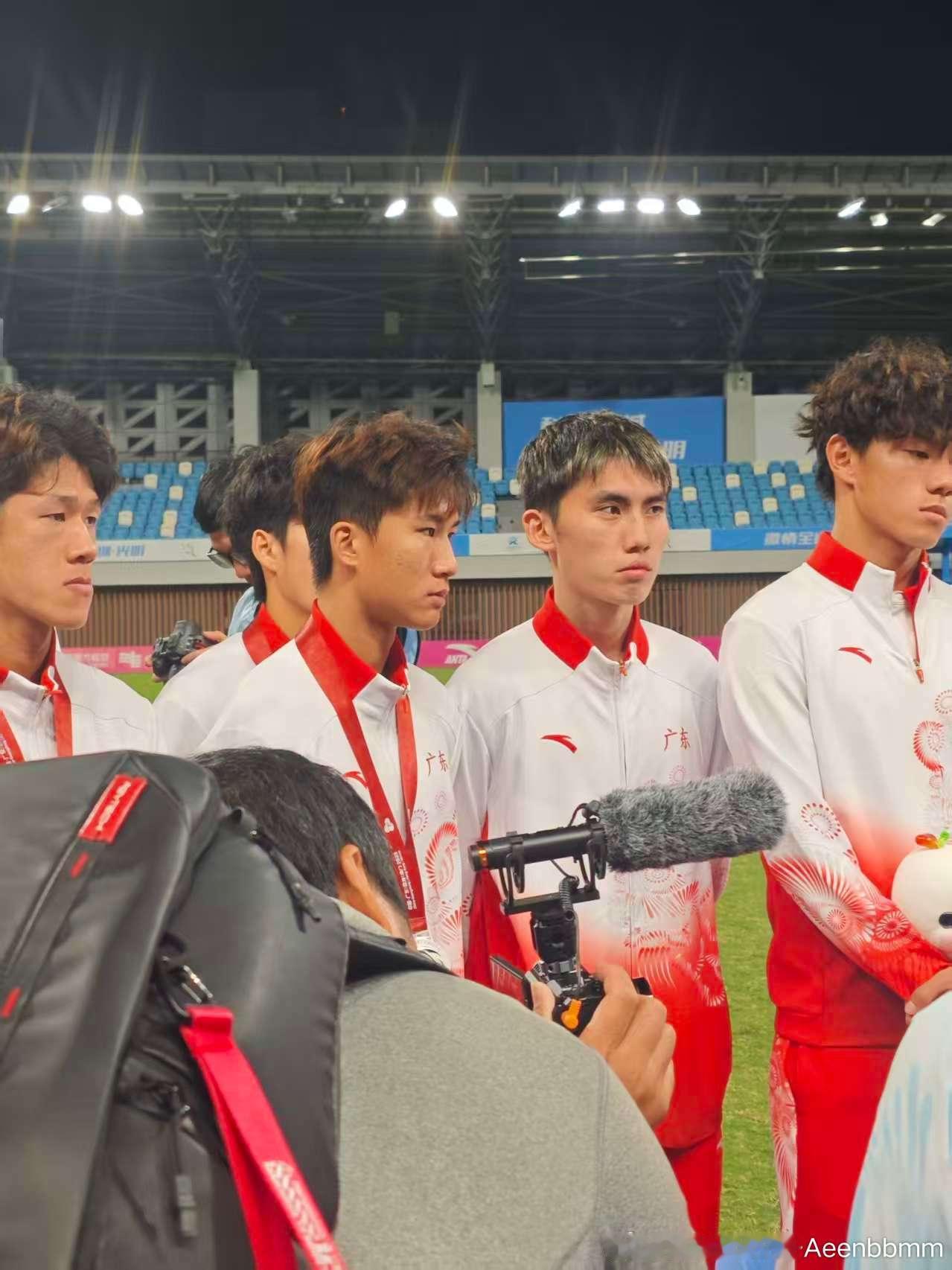 广东队这一次的全运会衣服都蛮好看的…
