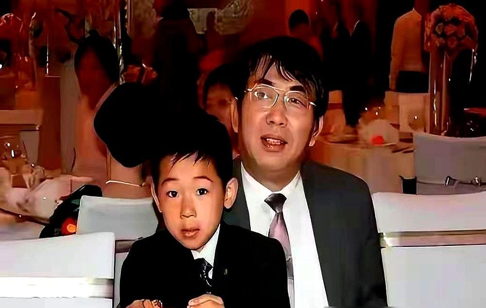 “顶配家世，却连名字都搜不到热搜”
 
聂卫平走了，次子聂云青站在灵堂左侧，没哭