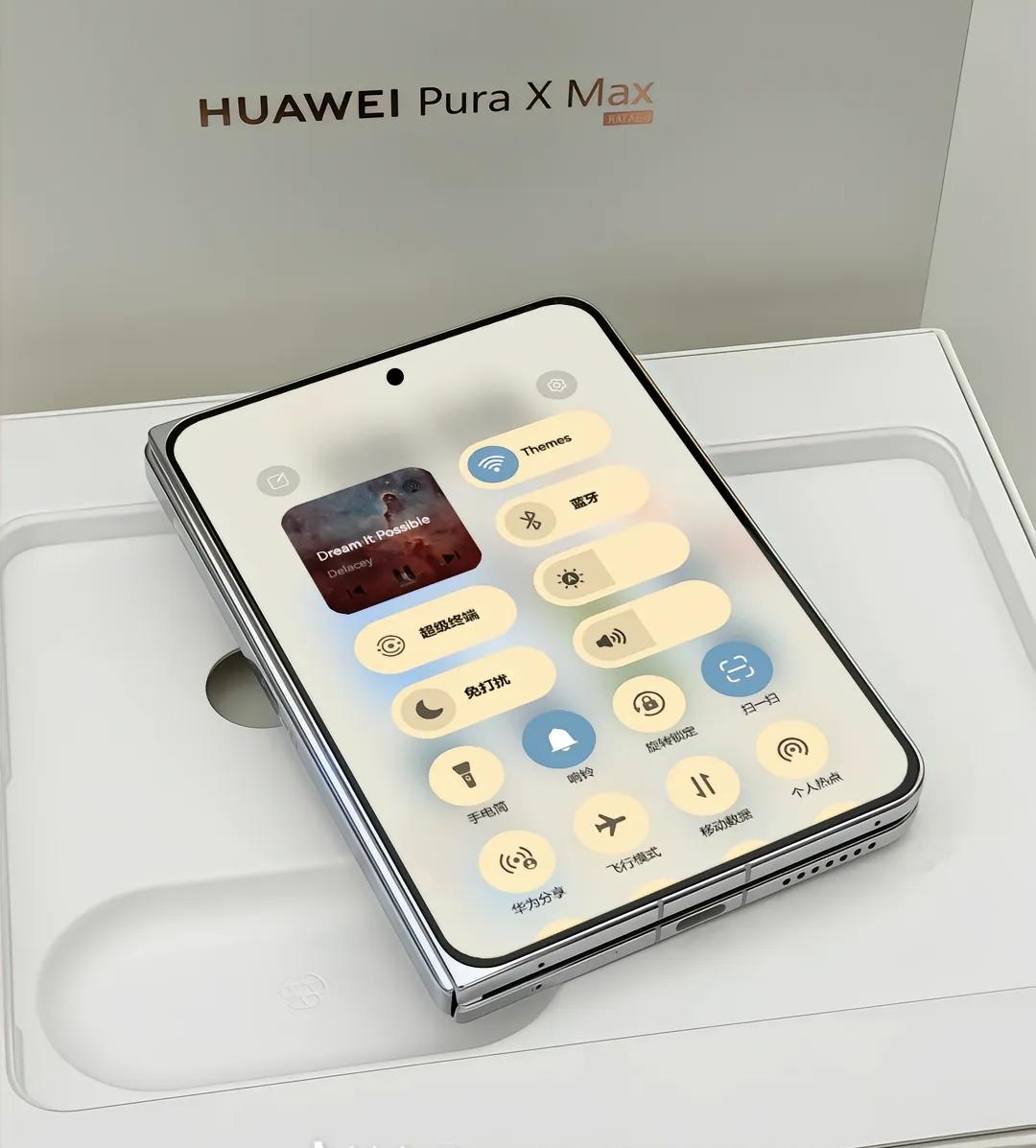 7日激活量近8万台，同品类销量排名第二。
这10999起步的价格都能卖爆，真心觉