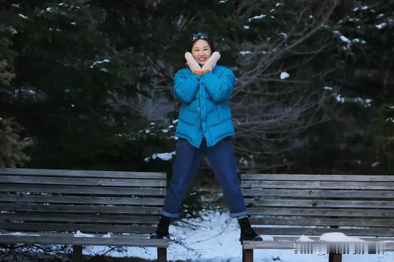 我也超爱蓝色系衣服，看到好看的蓝色羽绒服根本把持不住。就像有位姐姐，妹妹给她买了