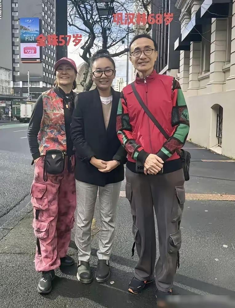 57岁金珠的穿搭还在被吐槽？拜托，比起装精致的“年龄焦虑”，她的自在才是真时髦！