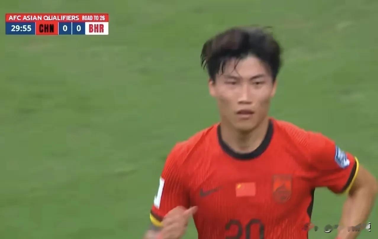 辣眼睛！谢文能这连续两脚角球失误！犹如复制粘贴，将国足基本功薄弱暴露的一清二楚[
