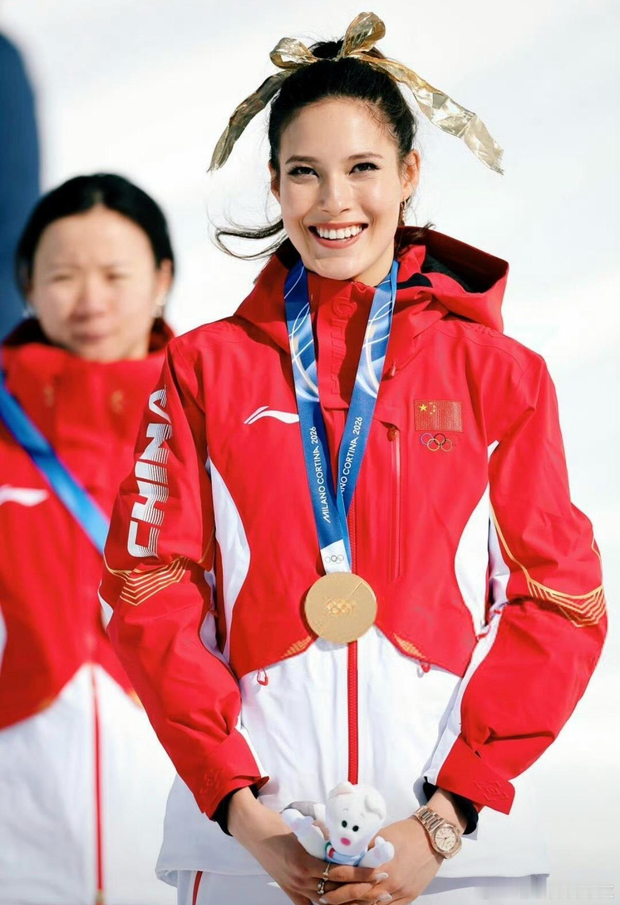 谷爱凌金色蝴蝶结来历曝光 米兰冬奥赛前，她从礼品篮抽金丝带塞口袋；夺第三金后系成