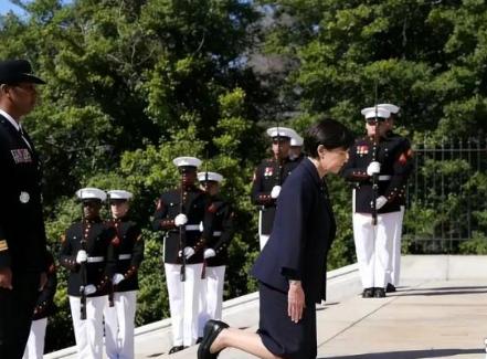 高市早苗在美国跪下了！她干了件让全世界人看不懂的事。在靖国神社，她说日本是战争受