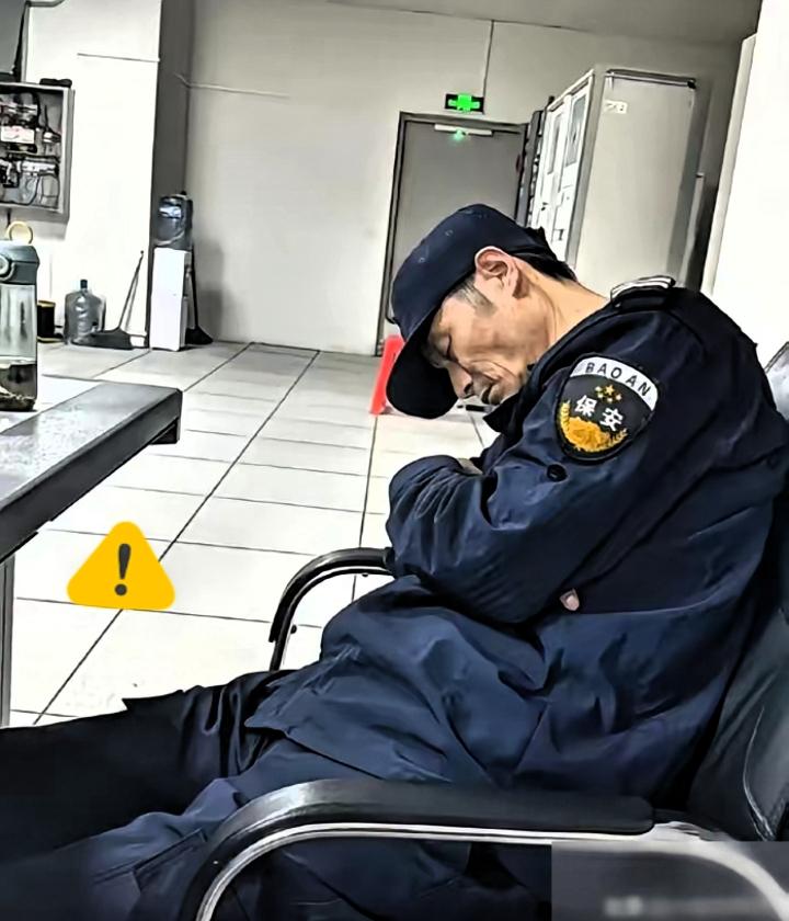 1个盹，2.6万赔偿：法律给冷血老板上了一课
 
“毫无人性！连正常生理需求都不