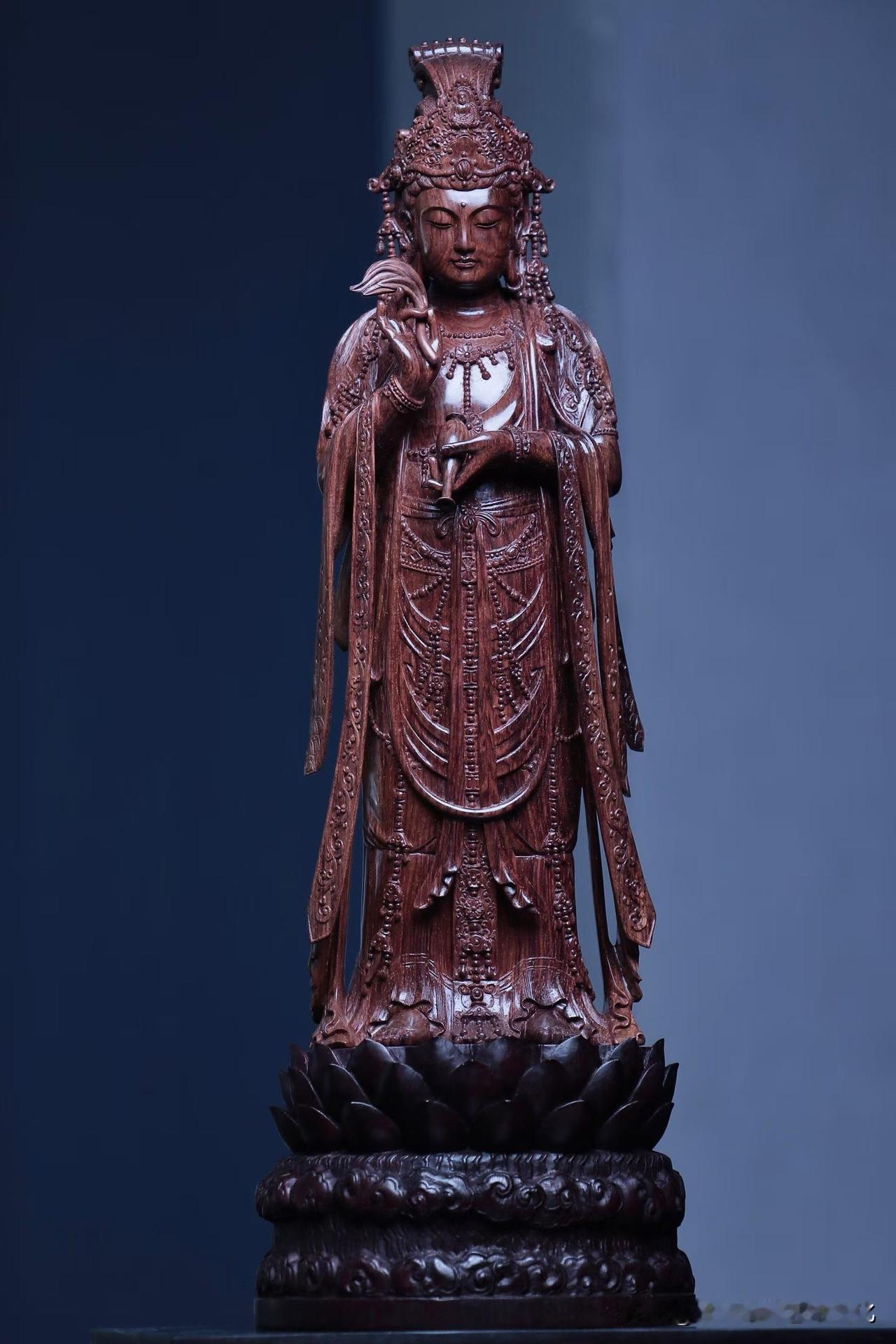 不是一眼惊艳的那种，而是会让人慢慢安下来的一尊。

黄花梨的润，把光收住了。看久
